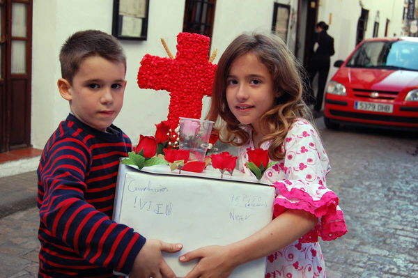 Preparing for Festival of the Crosses procession, Córdoba