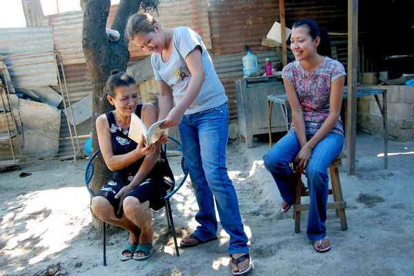 Mom and daughters in El Salvador