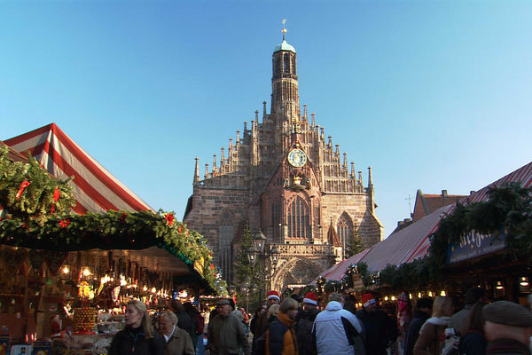 Frauenkirche and Christmas market on the Hauptmarkt, Nürnberg, Germany