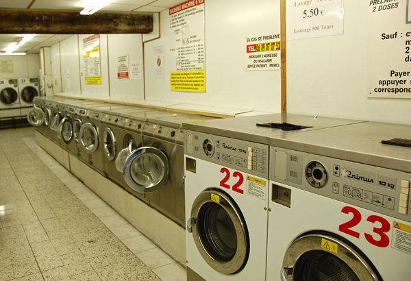 how to wash clothes at laundromat