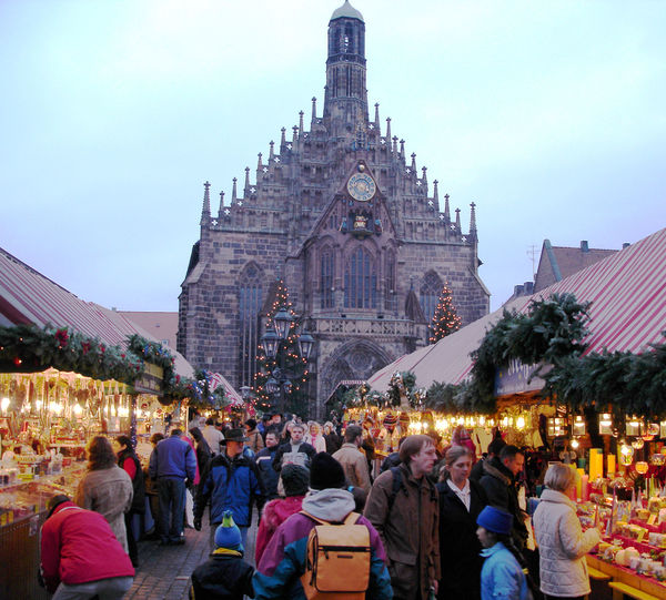 Frauenkirche and Christmas market on the Hauptmarkt, Nürnberg, Germany