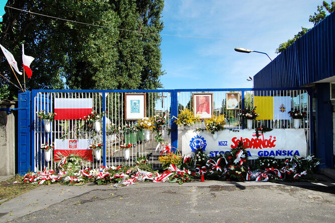 Solidarity memorial at shipyard gate, Gdańsk