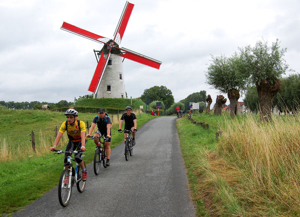 Bike path between Bruges and Damme, Belgium