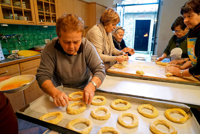 Making 'ciambelle' at Easter, Tuscany