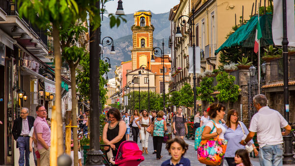 https://d3dqioy2sca31t.cloudfront.net/Projects/cms/production/000/030/208/medium/1c9bb9ef191f7bf64a3d8185b690cae5/article-italy-sorrento-crowds-in-street.jpg