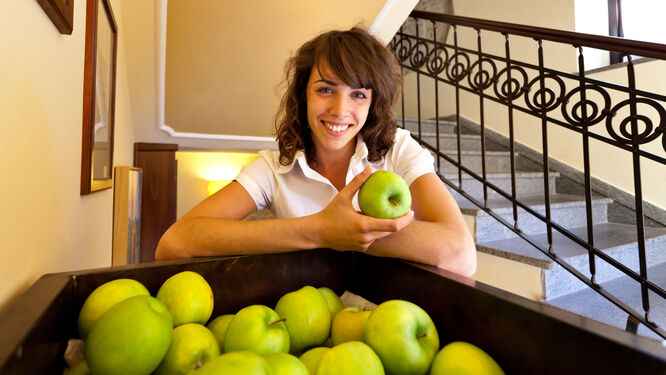 Woman holding green apple