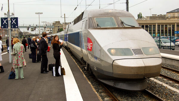 Rush Hour and High Speed GO and VIA Trains at Long Branch GO Station 