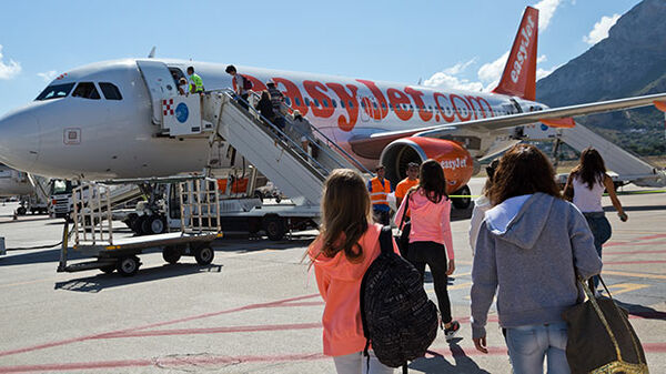 airplane-loading-passengers