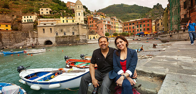 couple-sitting-at-vernazza-harbor