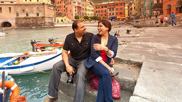 italy-vernazza-harbor-couple-laughing