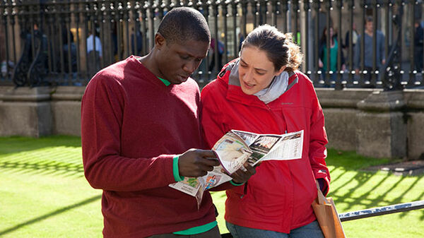 england-london-couple-with-map