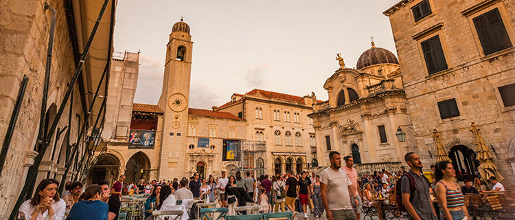 Luža Square and strollers filling the Stradun promenade, Dubrovnik
