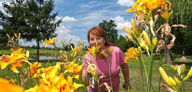 croatia-lady-with-flowers