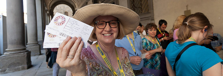 italy-florence-lady-in-line-holding-tickets-at-the-uffizi-museum