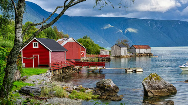 norway-solvorn-fjordside-red-buildings