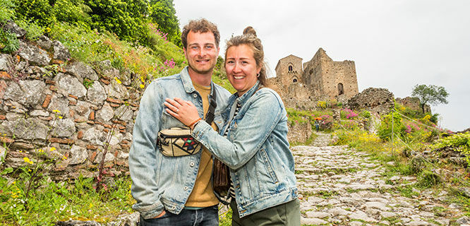 greece-mystras-couple-and-ruins