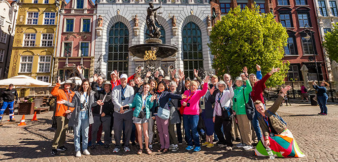 poland-gdansk-tour-group-in-main-square