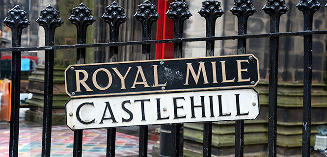 scotland-edinburgh-royal-mile-sign
