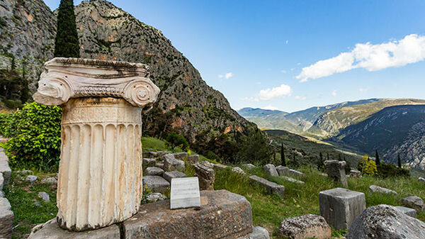 greece-delphi-column-and-mountains