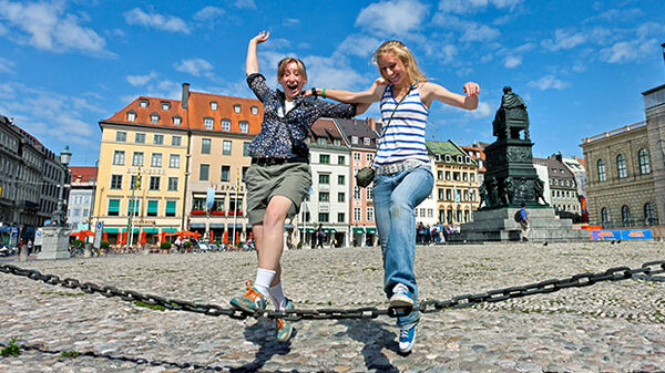 Girls stepping on chain, Munich