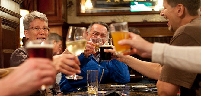 scotland-edinburgh-pub-toast