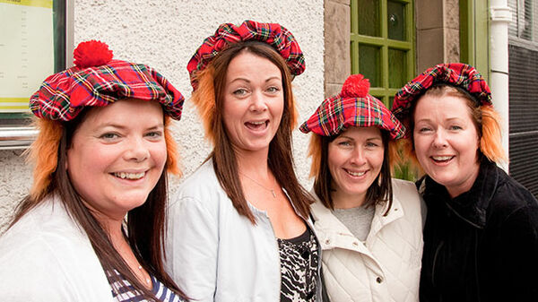 girls-with-tartan-tams-in-edinburgh