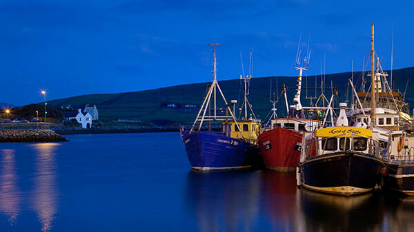 ireland-dingle-harbor-at-night