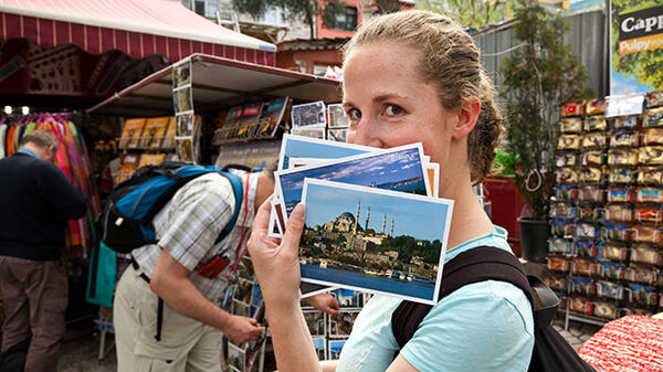 istanbul-old-town-girl-and-postcards