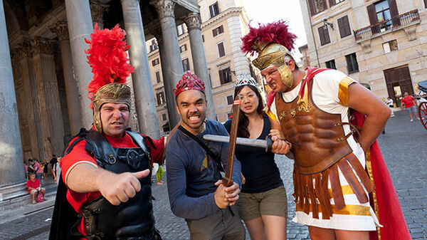 roman-gladiotirs-with-tourists-at-the-pantehon