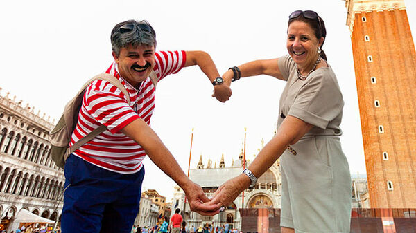 couple-making-a-hear-in st-marks-square-venice