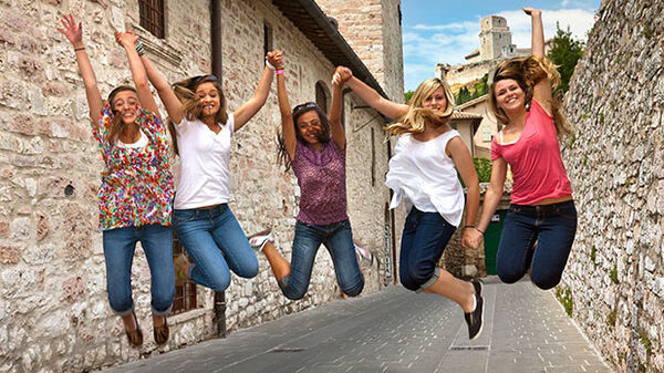 people-jumping-in assisi-street