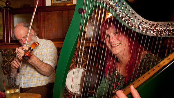 Irish pub harpist