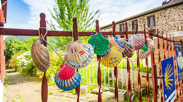 st-jean-pied-de-port-scallop-shells-along-the-camino