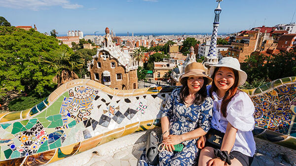 barcelona-park-guell-ladies-wearing-hats