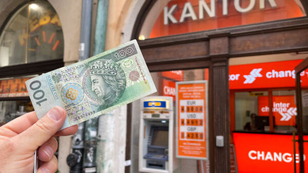 Person holding Polish 100-złoty banknote