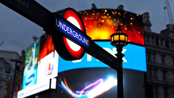 nighttime-near-piccadilly-in-london