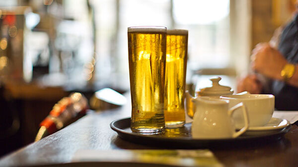 stow-on-wold-enlland-two-beers-in-a-pub