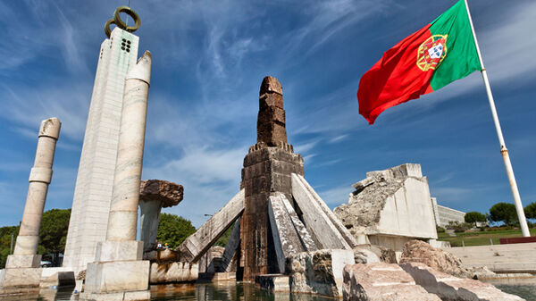 Monument and Portuguese flag, Parque Eduardo VII, Lisbon, Portugal