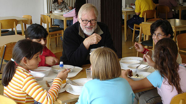teacher-sitting-with -children-at-a-table