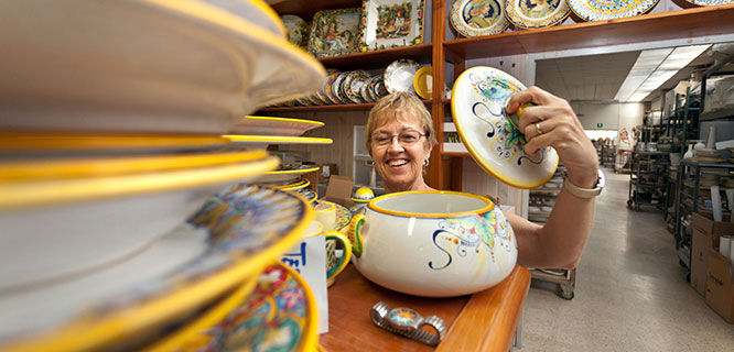 deruta-italy-lady-in-pottery-shop