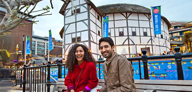 man-and-woman-in-front-of -globe-theater-london