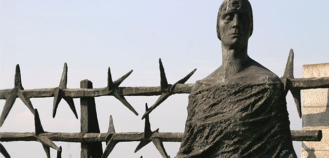 mauthausen-sculpture-barbed-wire-and-woman