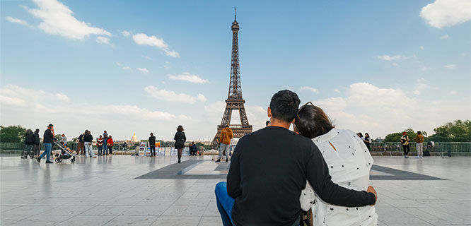 couple-facing-eiffel-tower