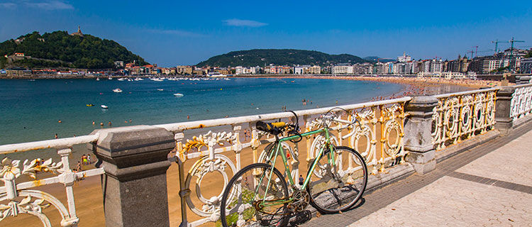 san-sebastian-sea-promenade-with bike leaning on railing