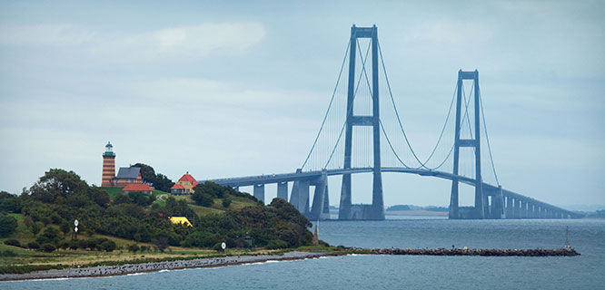 expansion bridge going over oresund in scandinavia