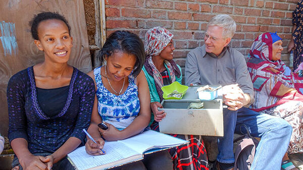wwomen-selling-goods-in-ethiopia