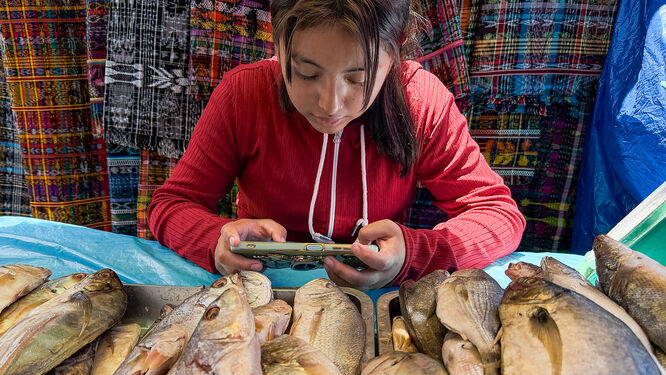 girl-with-fish