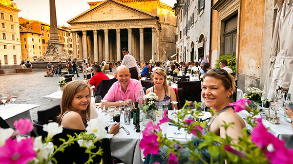 family-eating-dinner-outside-near-pantheon