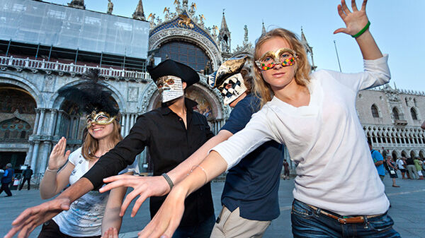 family-wearing-masks-in-venice
