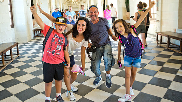 family-posing-in-chenonceau-castle-great-hall